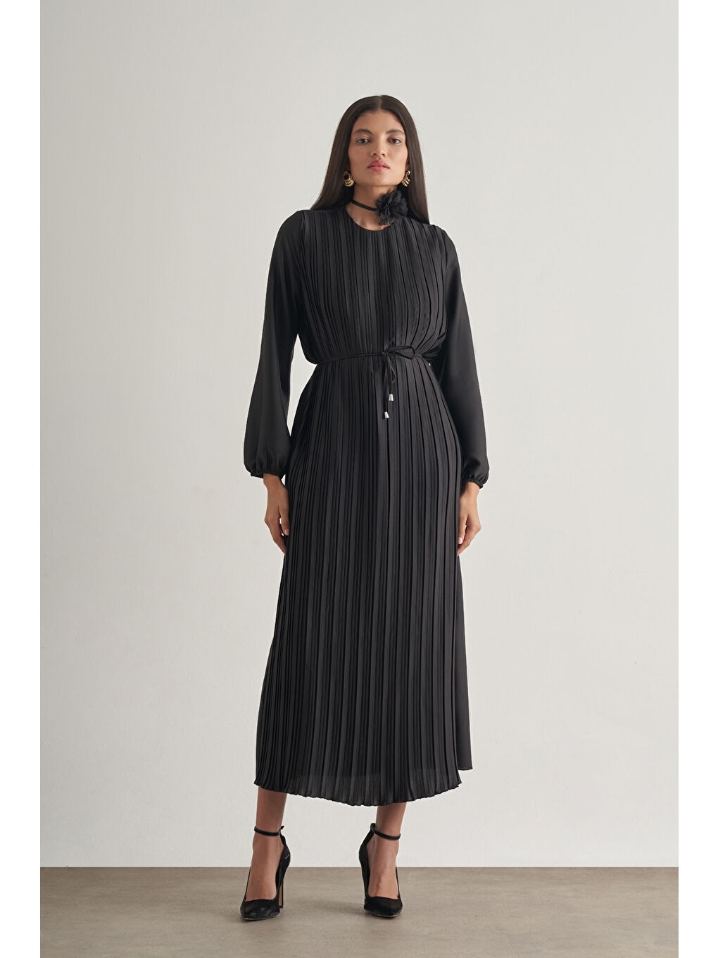 Saten Dokulu İnce Piliseli Siyah Maksi Elbise