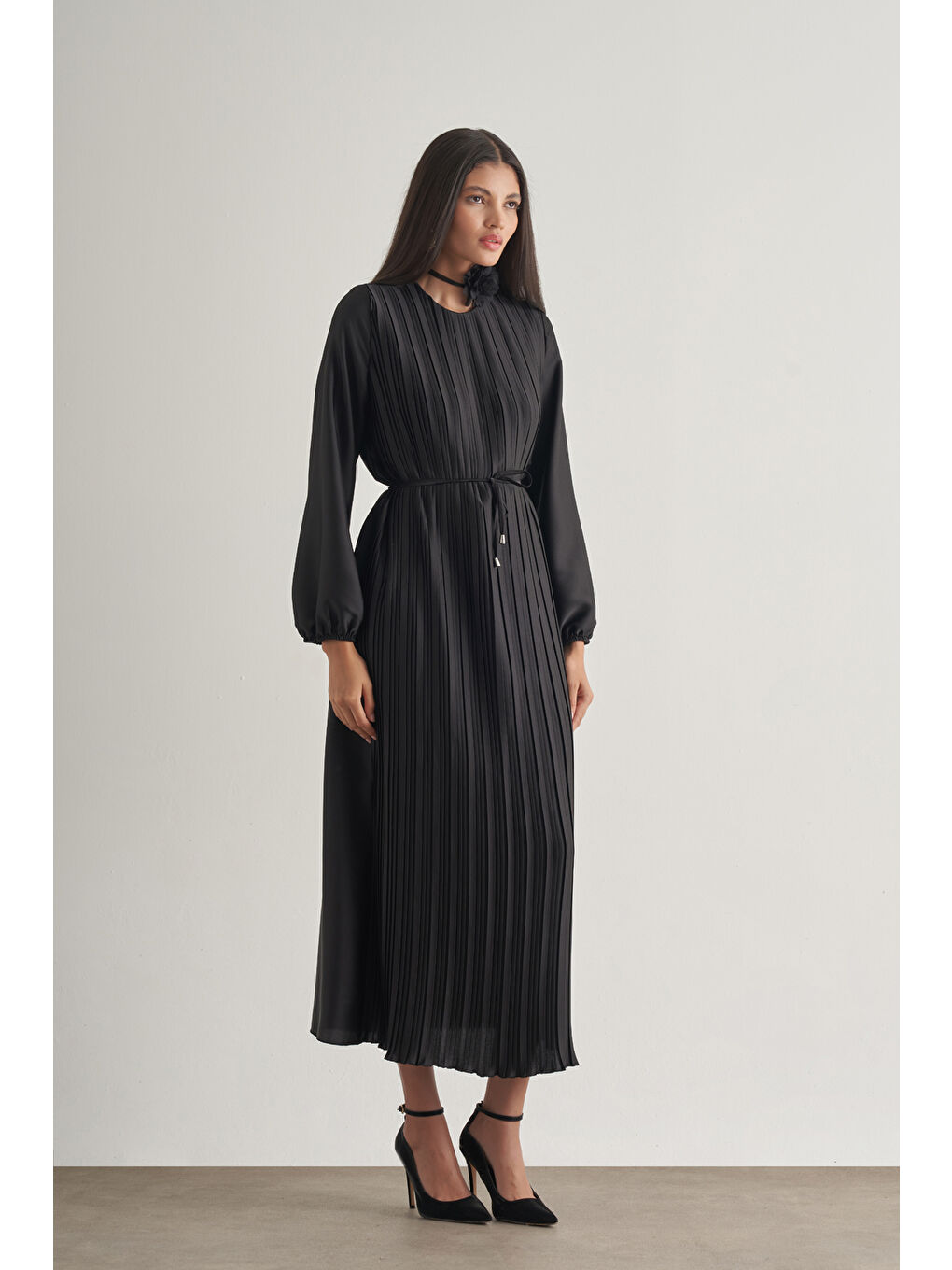 Saten Dokulu İnce Piliseli Siyah Maksi Elbise-1