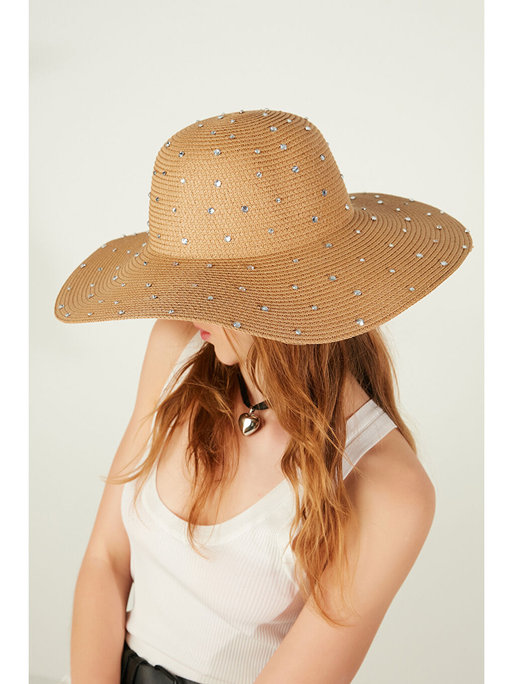 Kahverengi Camel Geniş Kenarlı Taş İşlemeli Doğal Hasır Şapka  Tasarım  Güneşten Koruma İçin İdeal HSR2085-1