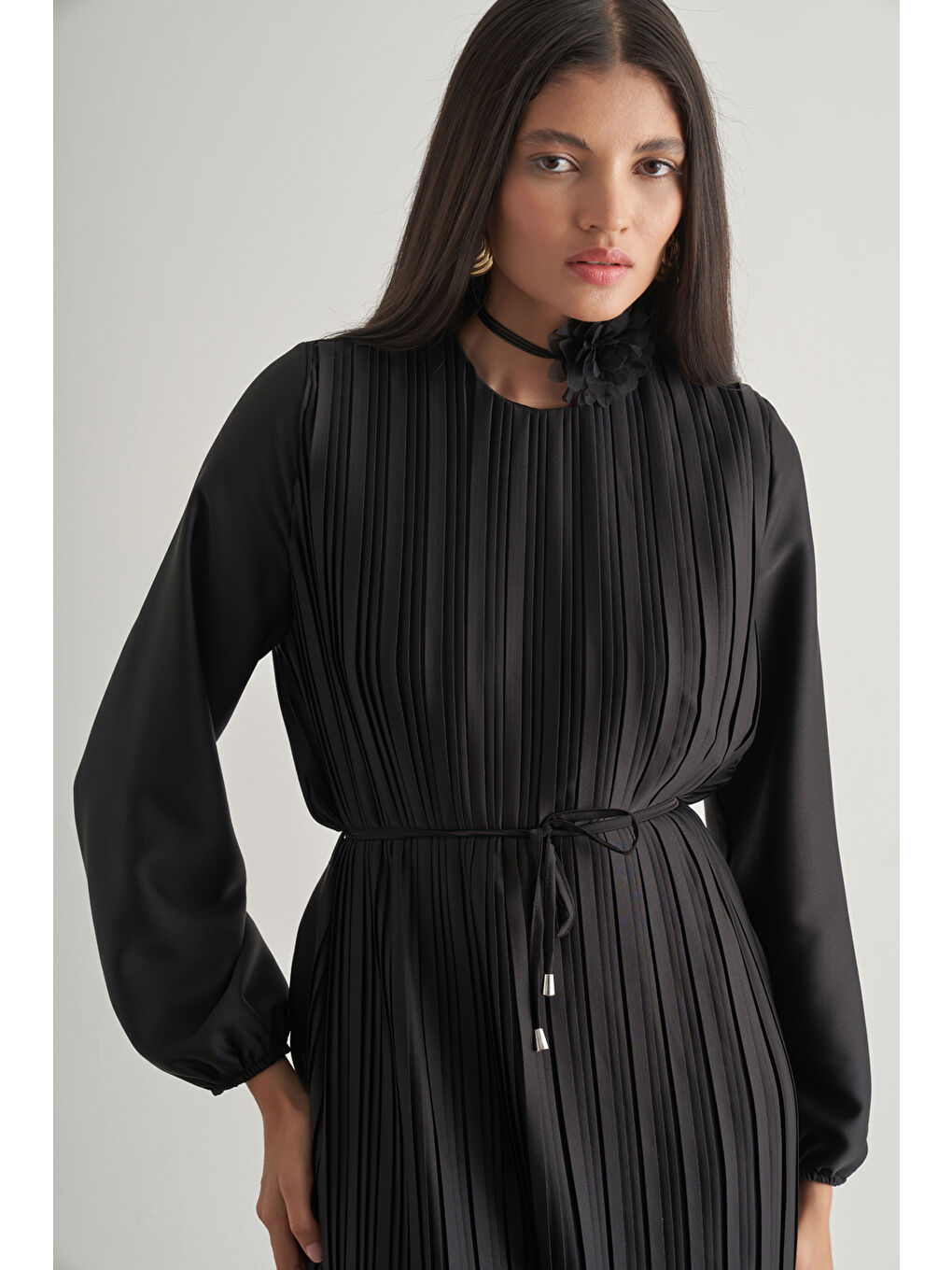 Saten Dokulu İnce Piliseli Siyah Maksi Elbise-2