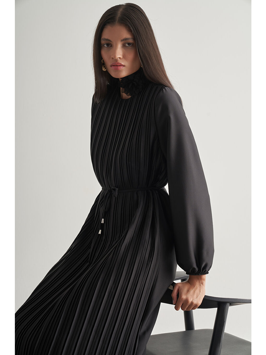 Saten Dokulu İnce Piliseli Siyah Maksi Elbise-3