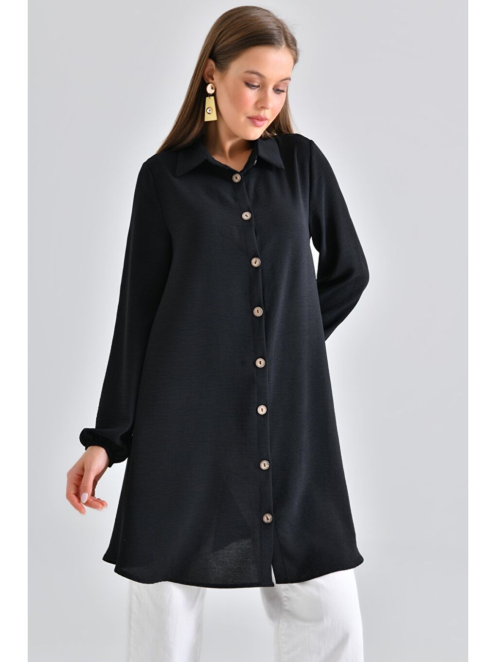 Siyah Kadın Gömlek Yaka Ahşap Düğmeli Kolağzı Lastikli Aerobin Dokuma Tunik - Regular Fit-6