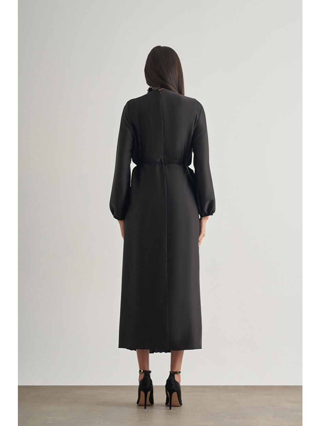 Saten Dokulu İnce Piliseli Siyah Maksi Elbise-4