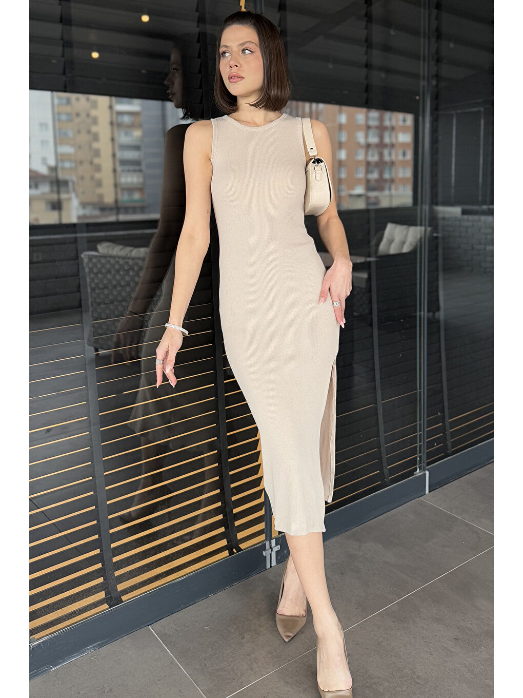 Bej Kadın Bisiklet Yaka Kolsuz Yırtmaçlı Kaşkorse Elbise-1