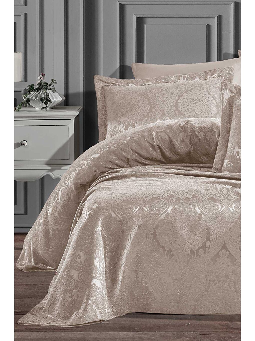 Yatak Örtüsü Şönil Kumaş Karanfil Ekru Tek Kişilik (180x200cm)-1