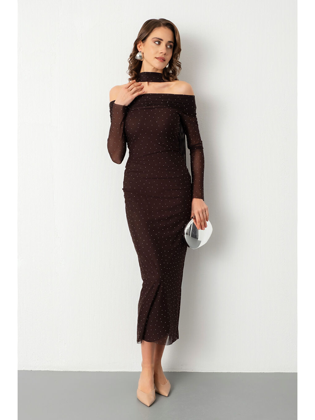 Kadın Kahverengi Kayık Yaka Uzun Kol Taşlı Midi Davet Elbisesi