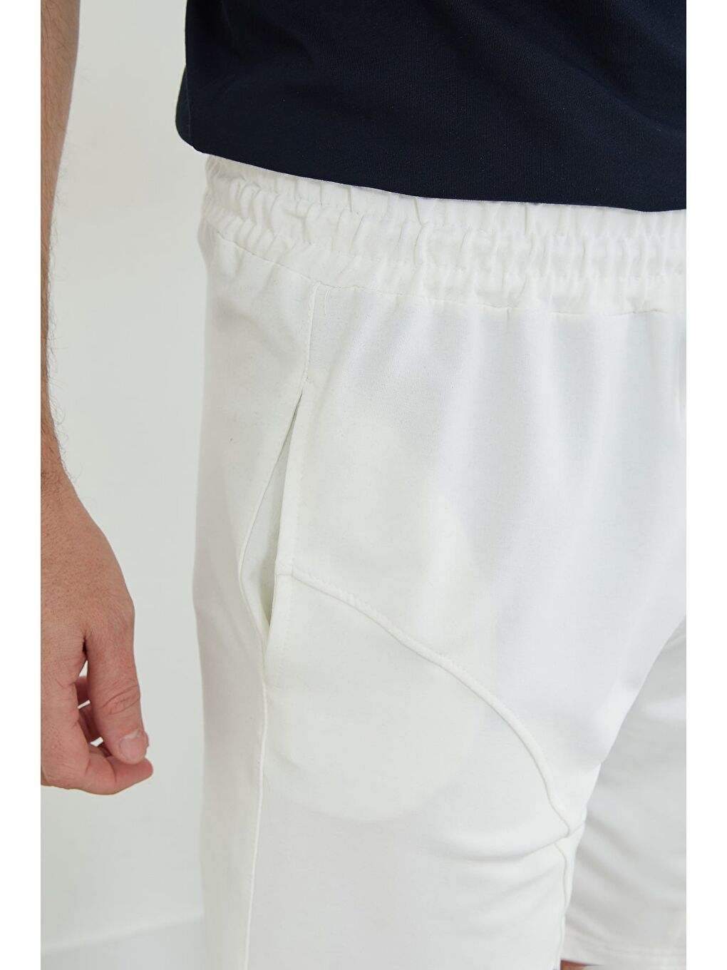 Beyaz Beli Lastikli Cepli Şort-3