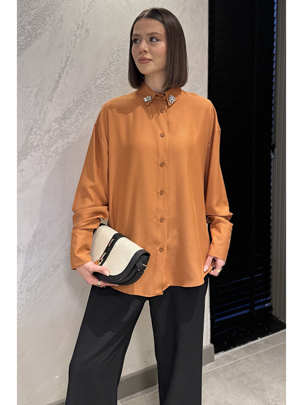 Kahverengi Kadın Yaka Taş İşlemeli Kendinden Desenli Gömlek-1