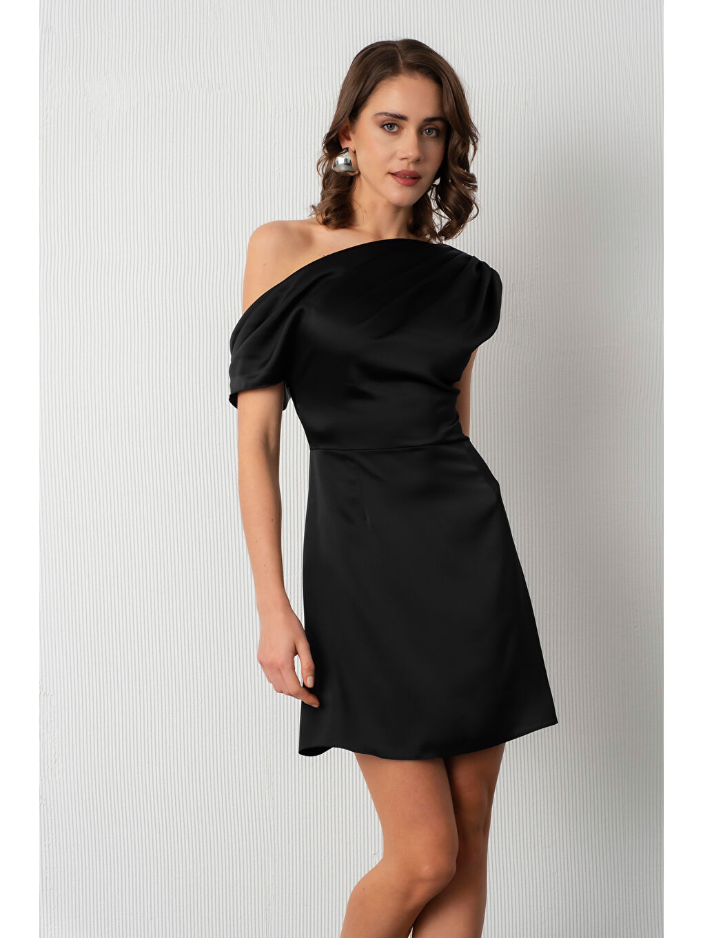 Kadın Siyah Degaje Yaka Mini Saten Mezuniyet Abiye Elbise-2