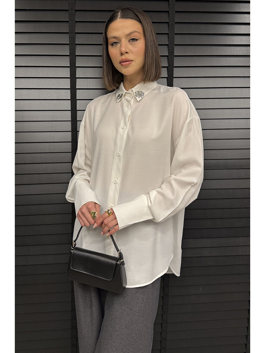 Ekru Kadın Yaka Taş İşlemeli Kendinden Desenli Gömlek-1