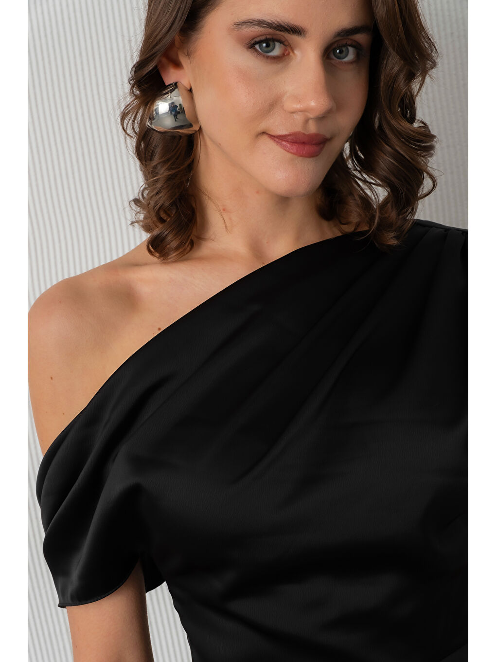 Kadın Siyah Degaje Yaka Mini Saten Mezuniyet Abiye Elbise-3