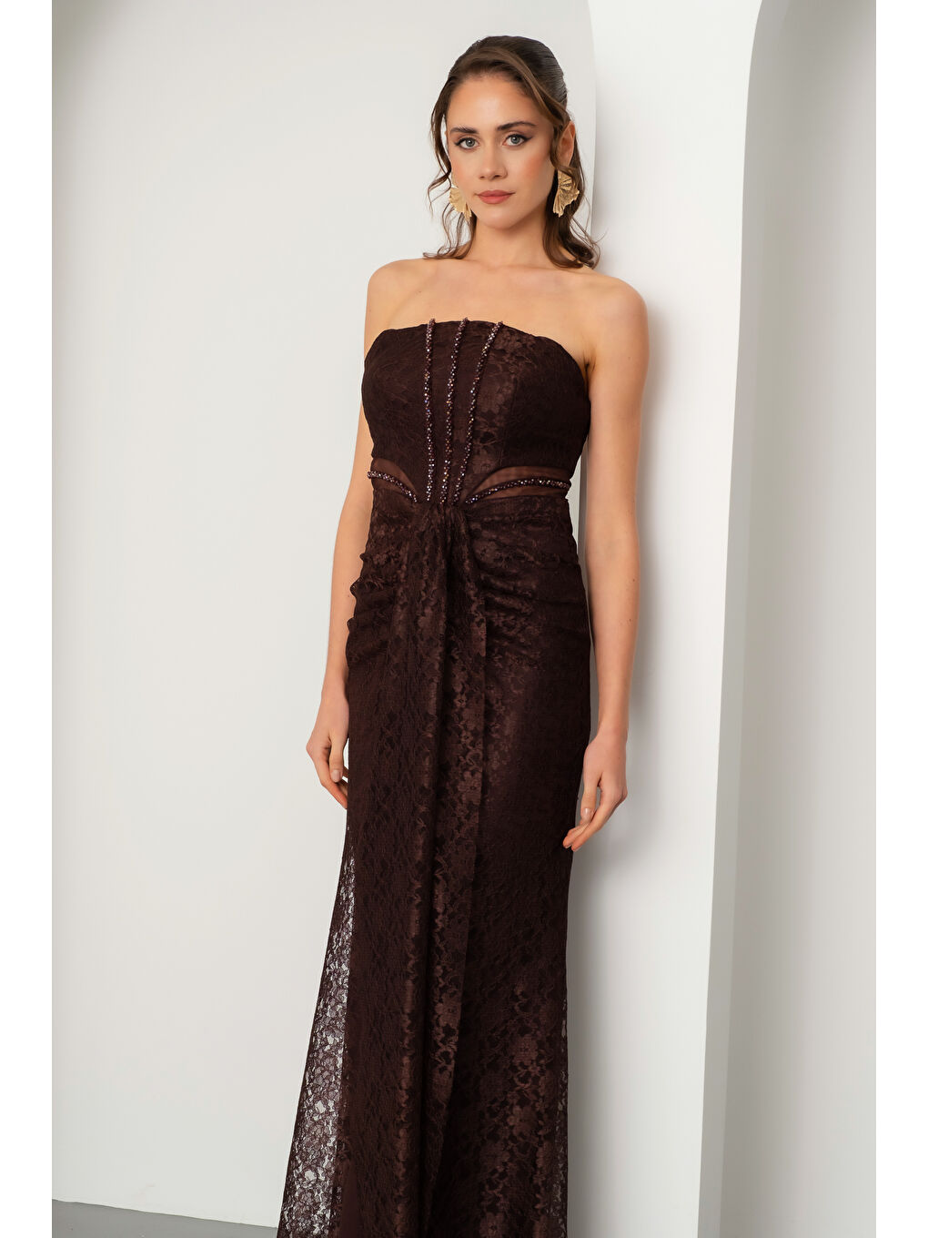 Kadın Kahverengi Straplez Yırtmaçlı Dantel Detay Uzun Abiye Elbise-1