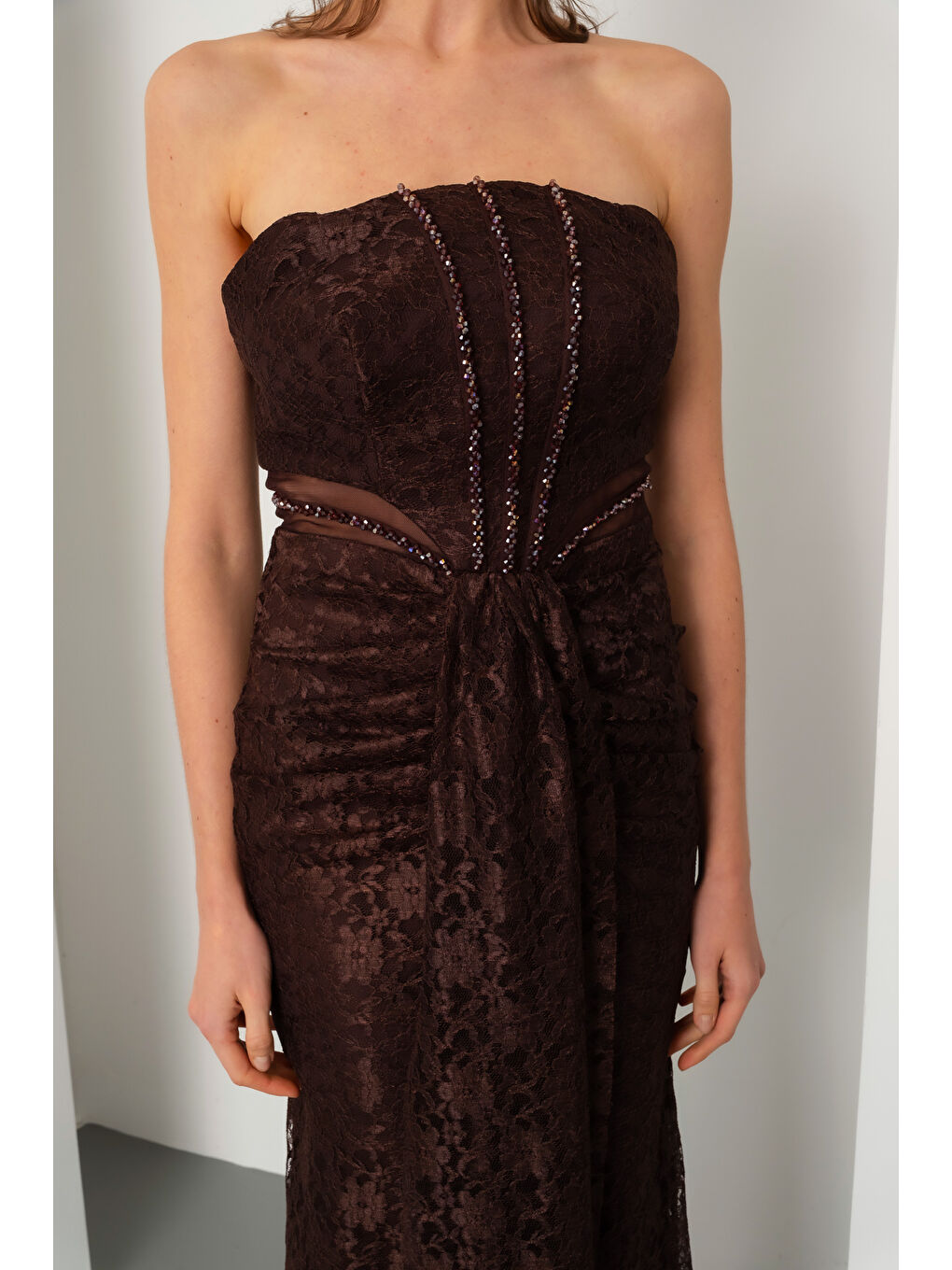 Kadın Kahverengi Straplez Yırtmaçlı Dantel Detay Uzun Abiye Elbise-2