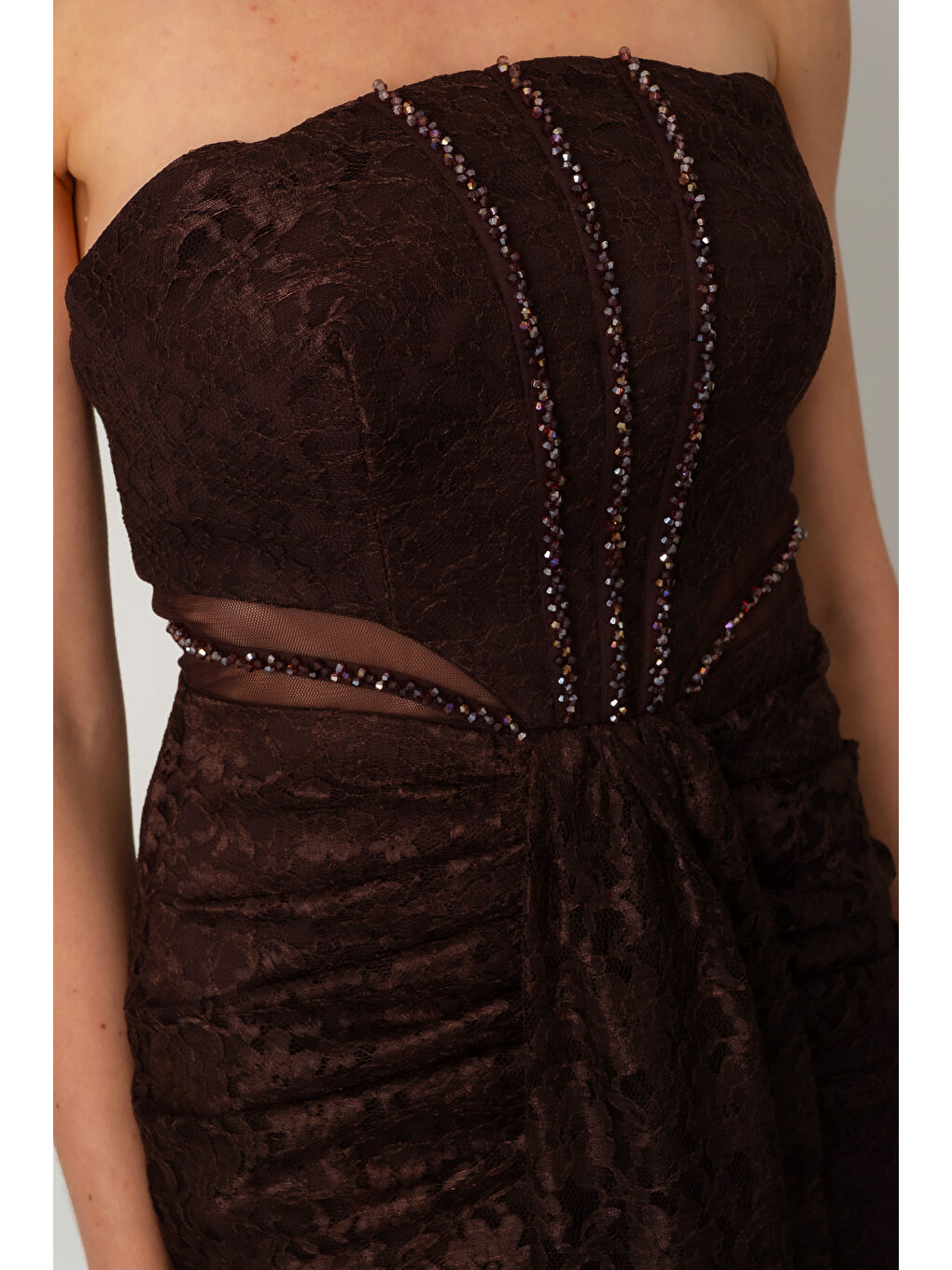 Kadın Kahverengi Straplez Yırtmaçlı Dantel Detay Uzun Abiye Elbise-3