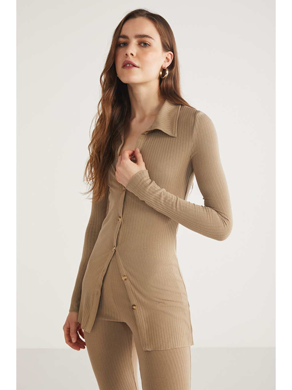 Suelan Kadın Slim Fit Dar Kesim Gömlek Yaka Düğme Detaylı Kaşkorse Bej Gömlek-1