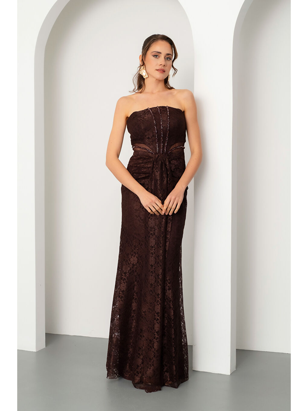 Kadın Kahverengi Straplez Yırtmaçlı Dantel Detay Uzun Abiye Elbise-4