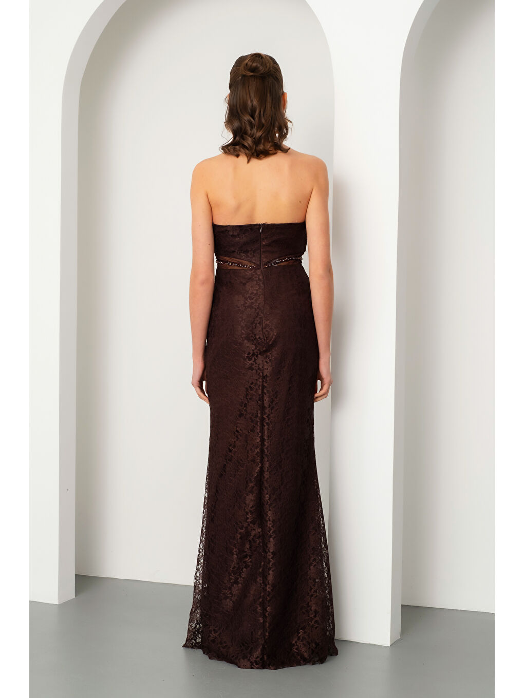 Kadın Kahverengi Straplez Yırtmaçlı Dantel Detay Uzun Abiye Elbise-5