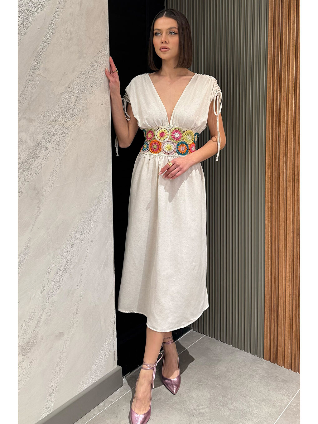 Bej Sırt Ve Göğüs Dekolteli Bel Lastikli Kadın Nakışlı Elbise