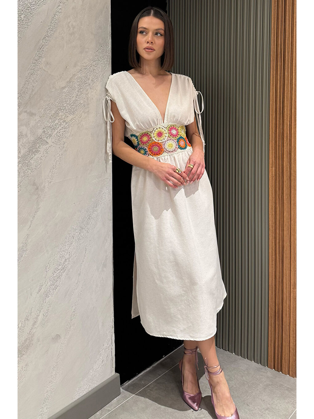 Bej Sırt Ve Göğüs Dekolteli Bel Lastikli Kadın Nakışlı Elbise-1