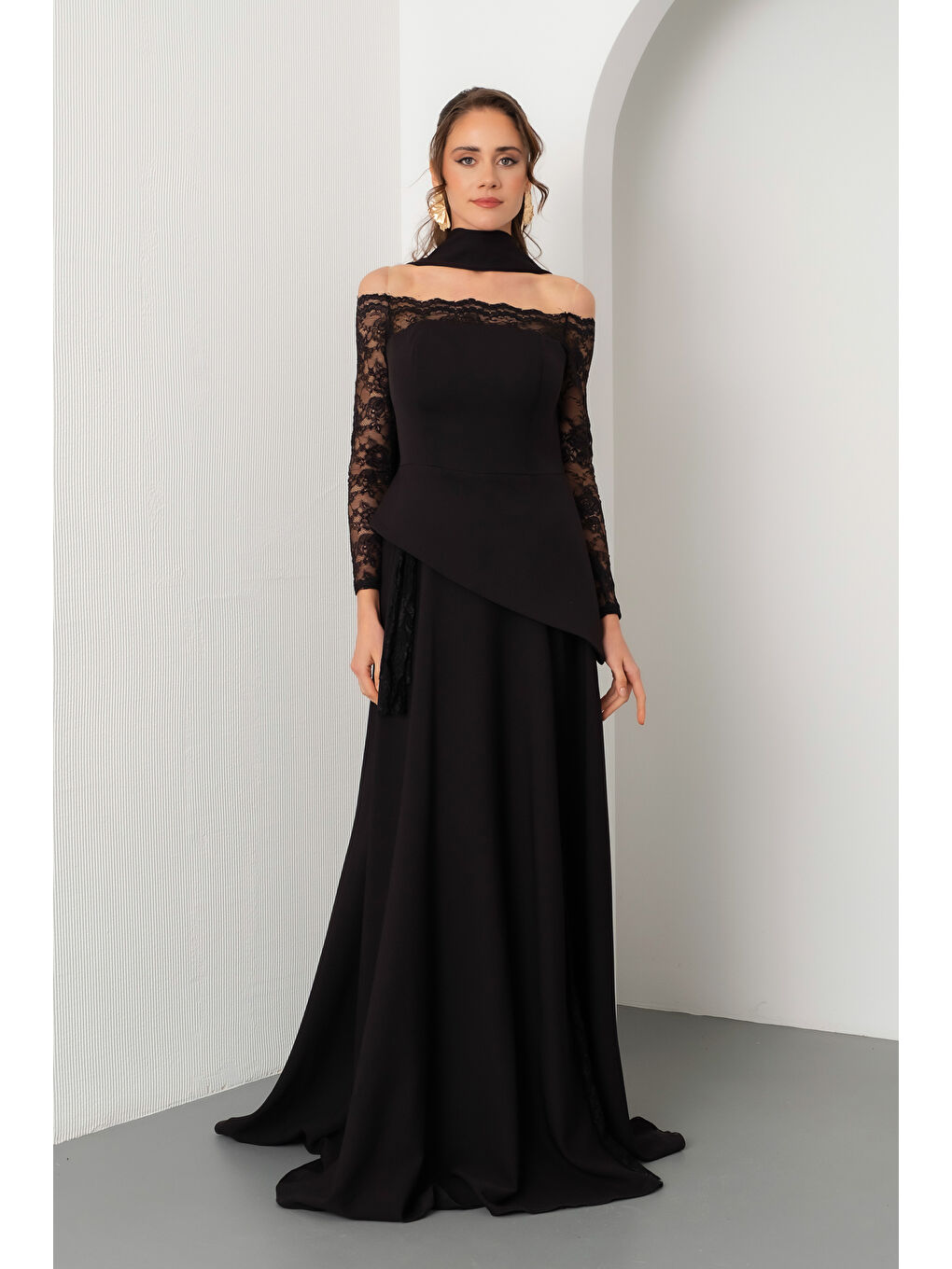 Kadın Siyah Kayık Yaka Dantel Detay Uzun Abiye Elbise-1