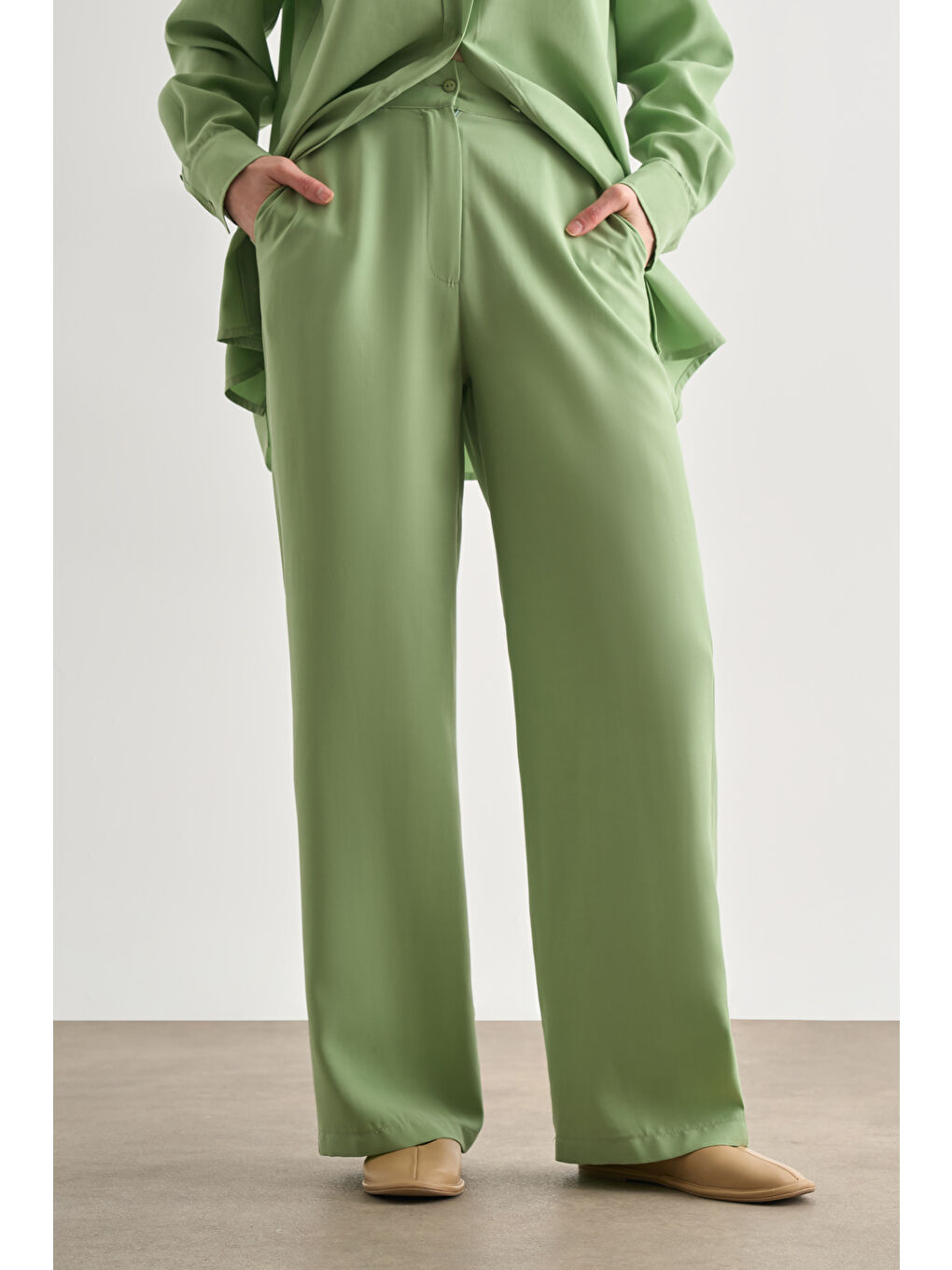 Yeşil Kemerli Rahat Kesim Modal Pantolon-1