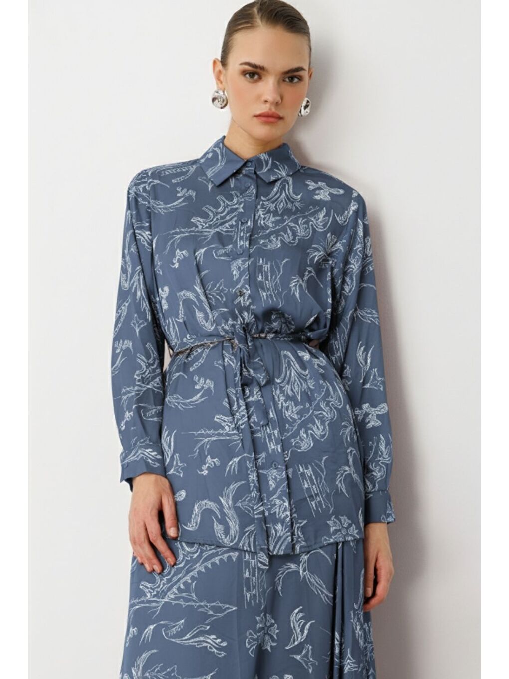 Mavi Desenli Kuşaklı Saten Uzun Gömlek Tunik-4