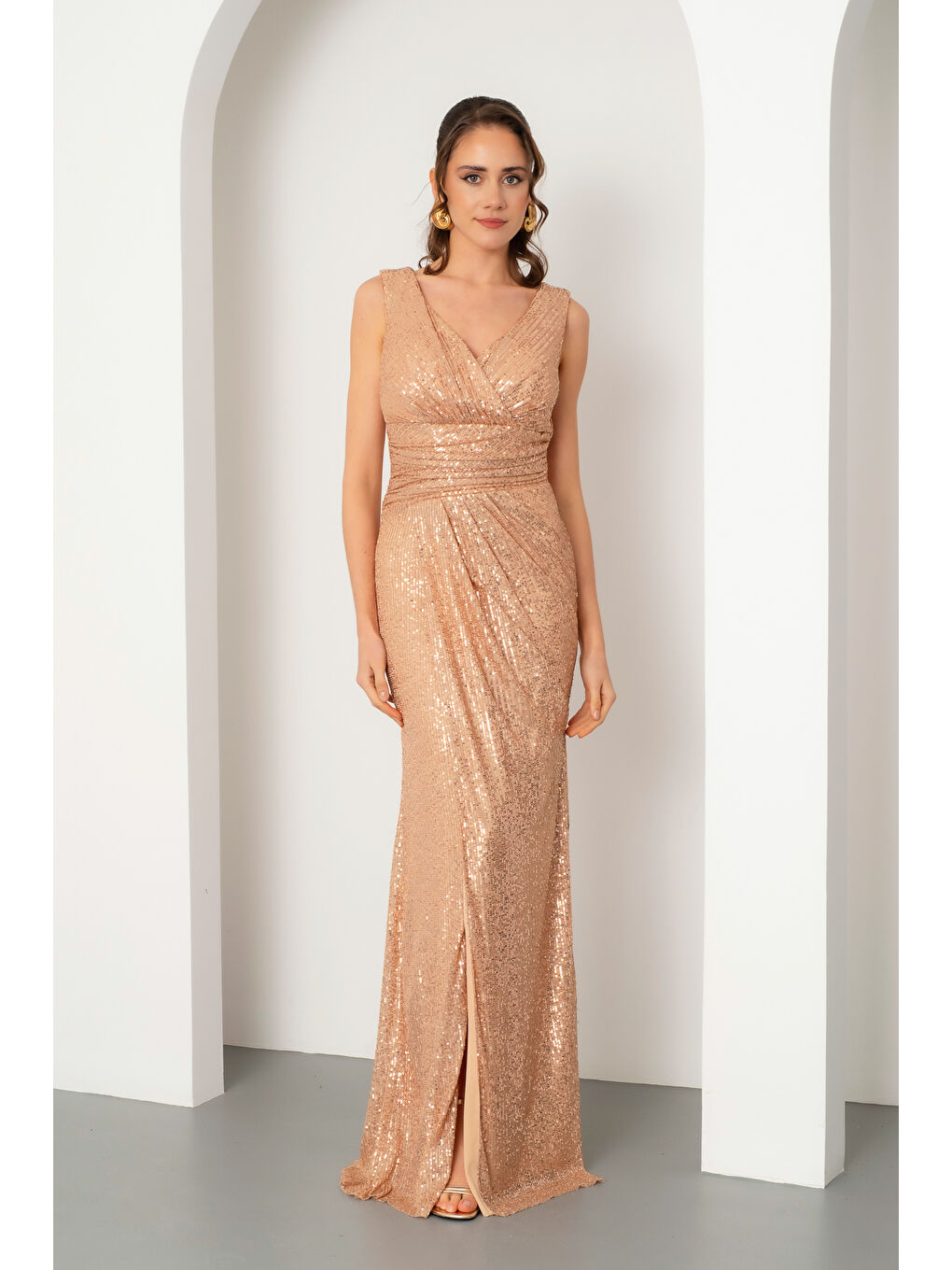 Sarı Kadın Gold V Yaka Kruvaze Yırtmaçlı Uzun Pul Payet Abiye Elbise-1