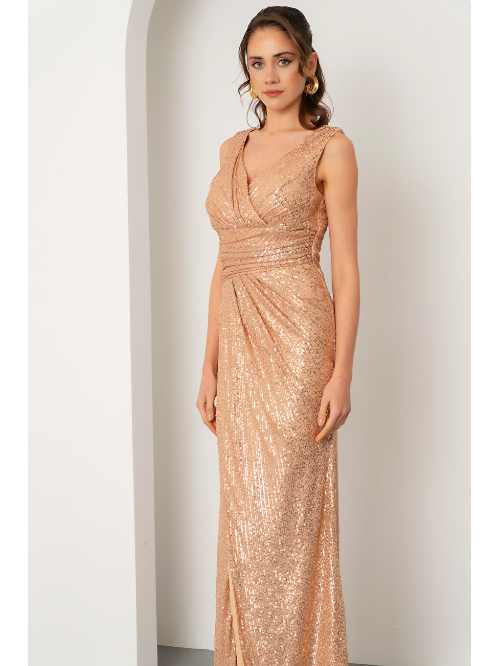 Sarı Kadın Gold V Yaka Kruvaze Yırtmaçlı Uzun Pul Payet Abiye Elbise-2