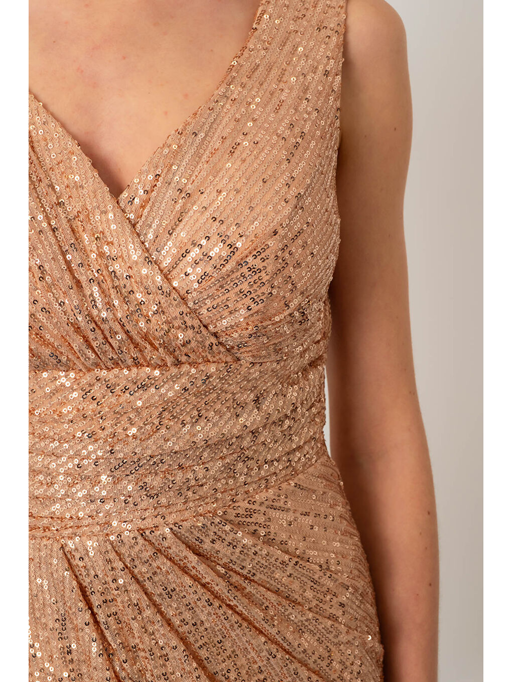 Sarı Kadın Gold V Yaka Kruvaze Yırtmaçlı Uzun Pul Payet Abiye Elbise-4