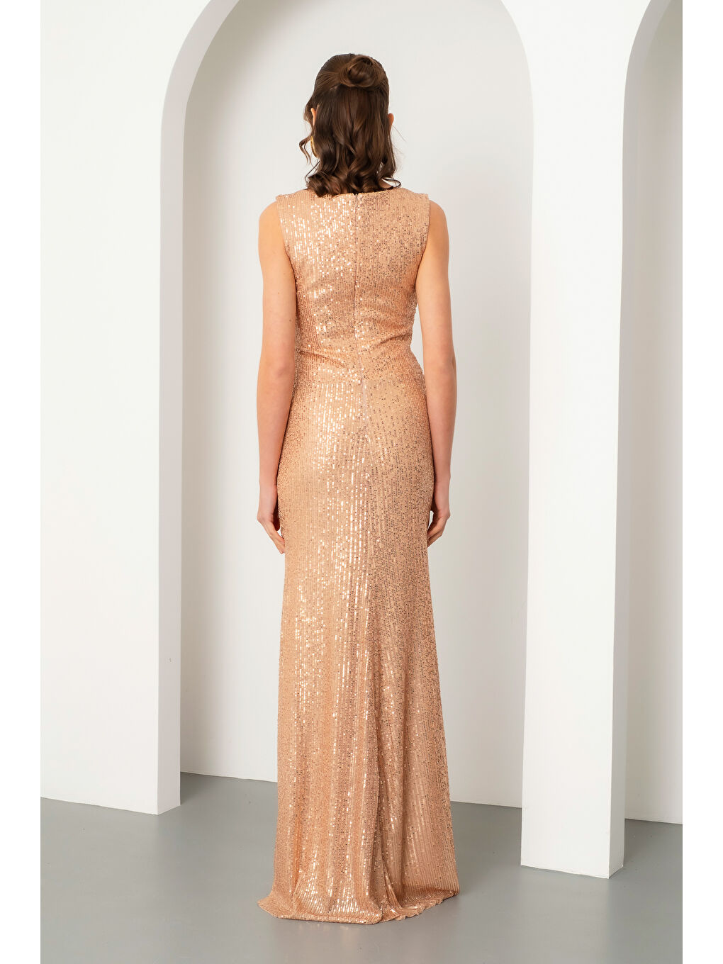 Sarı Kadın Gold V Yaka Kruvaze Yırtmaçlı Uzun Pul Payet Abiye Elbise-5