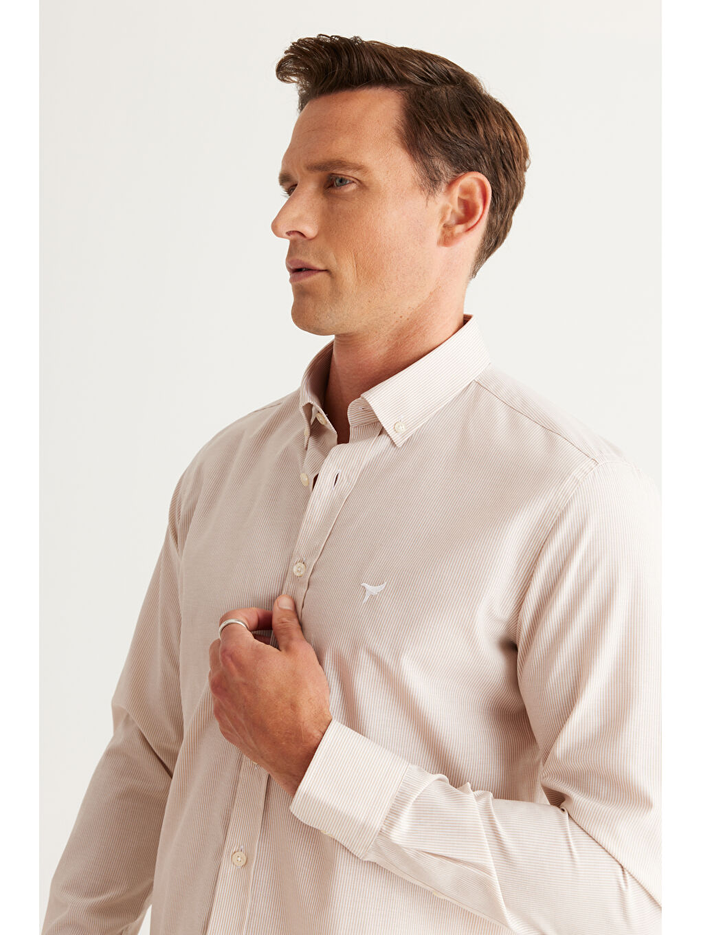 Erkek Bej-Beyaz Slim Fit Dar Kesim Düğmeli Yaka Pamuklu Çizgili Gömlek-3