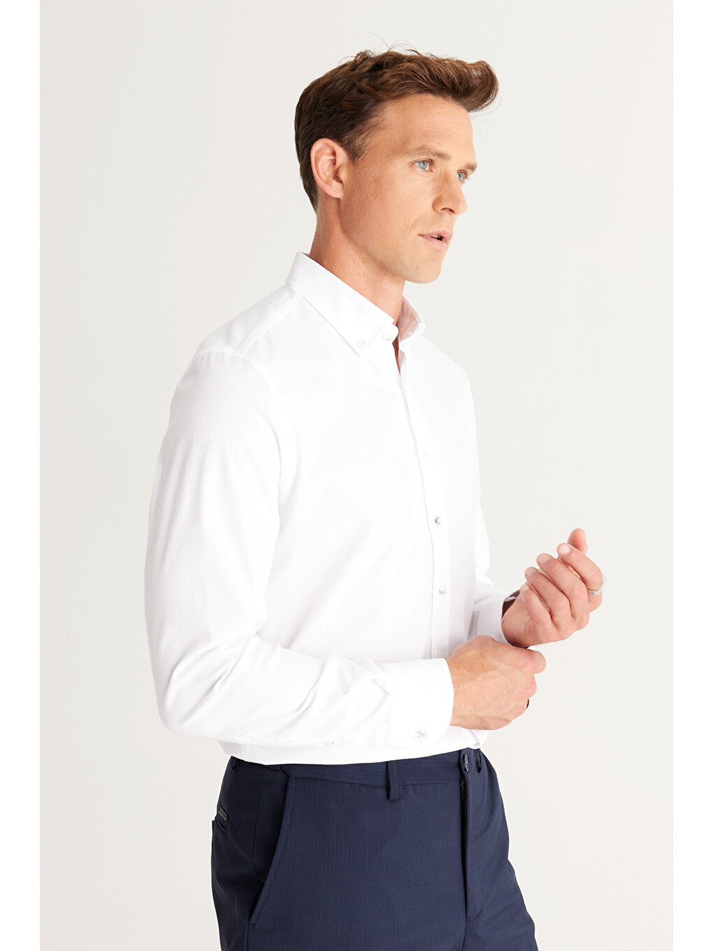 Erkek Beyaz Slim Fit Dar Kesim Düğmeli Yaka Pamuklu Gabardin Gömlek-1