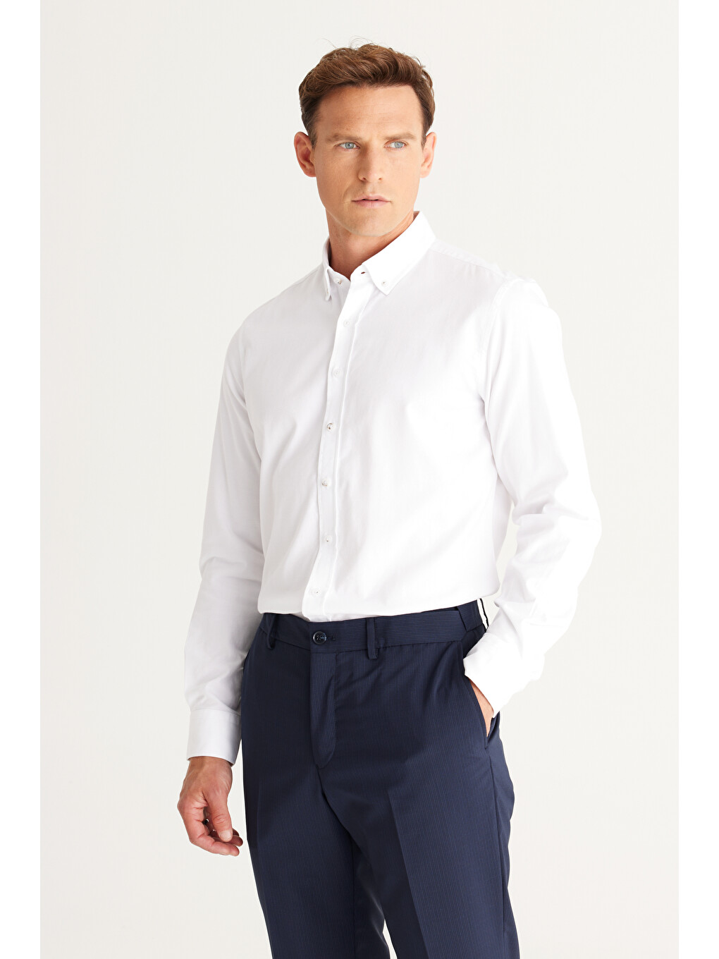 Erkek Beyaz Slim Fit Dar Kesim Düğmeli Yaka Pamuklu Gabardin Gömlek-4