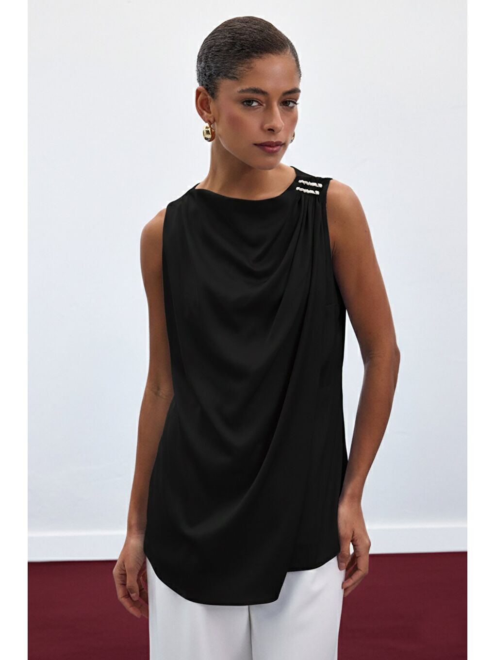 Aksesuar Detaylı Kolsuz Bluz - Siyah-1