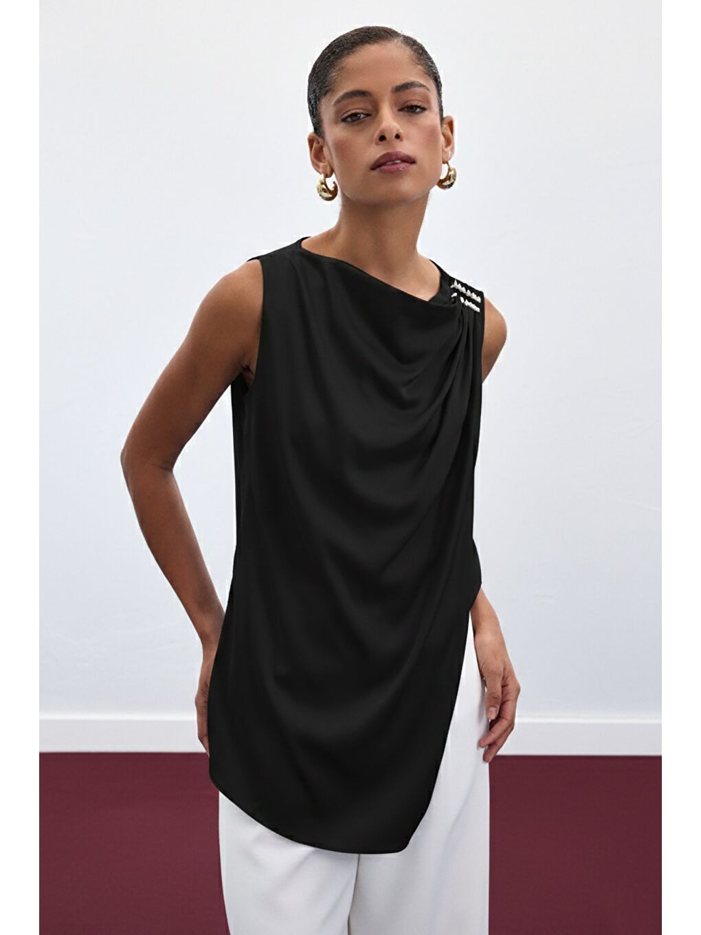 Aksesuar Detaylı Kolsuz Bluz - Siyah-2