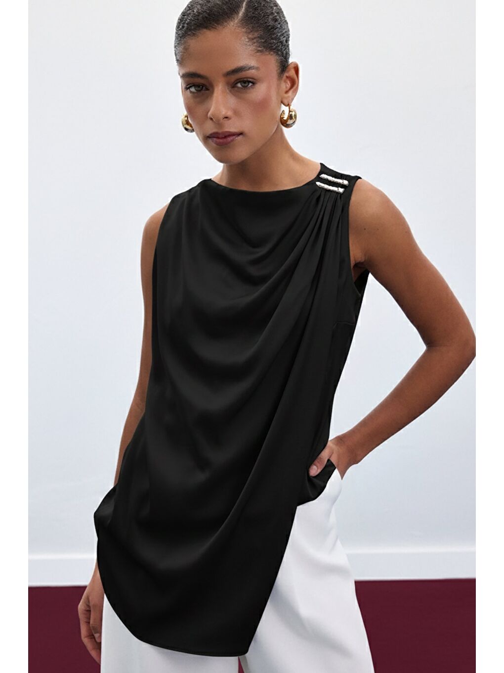 Aksesuar Detaylı Kolsuz Bluz - Siyah-3