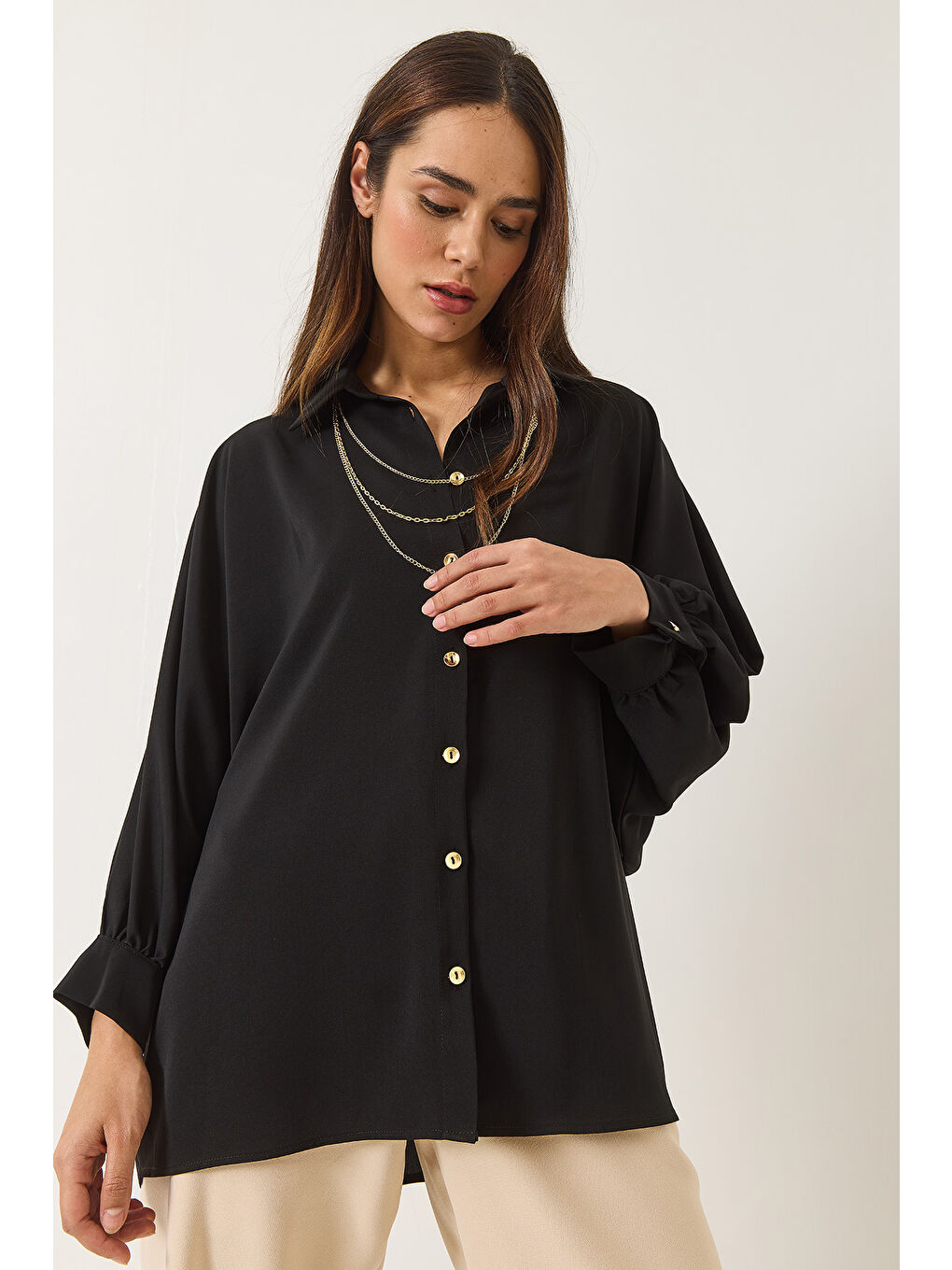 Siyah Kadın Yarasa Kol Seyyar Kolye Detaylı Jesica Gömlek-2