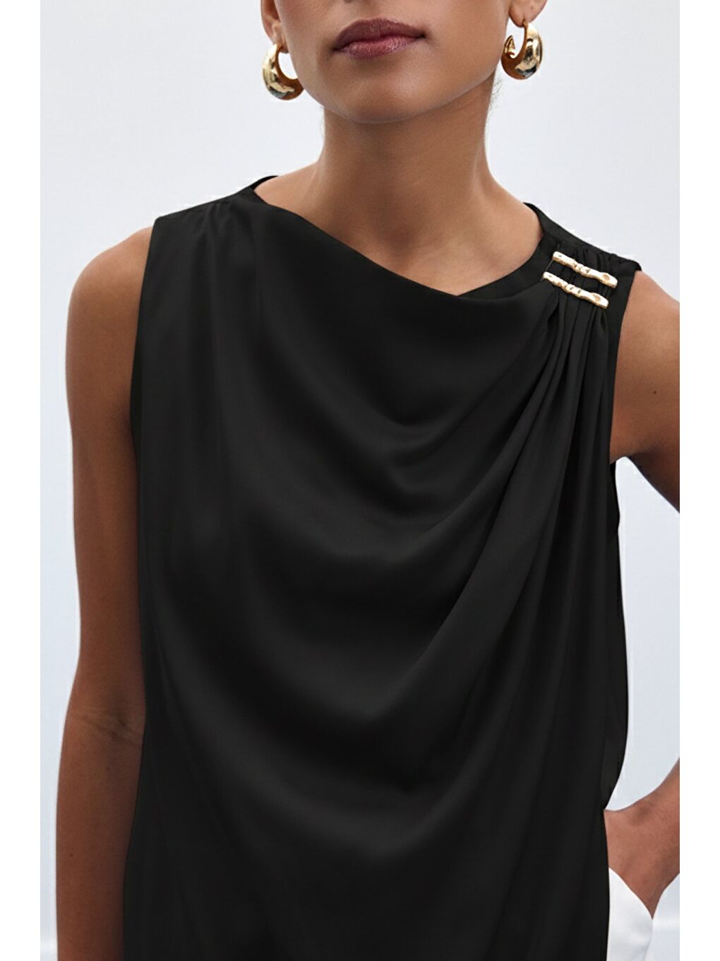 Aksesuar Detaylı Kolsuz Bluz - Siyah-4