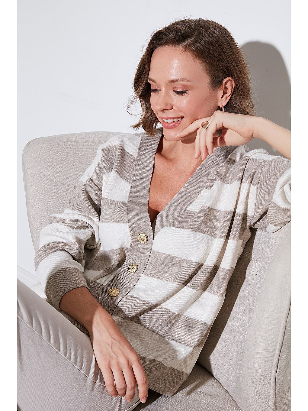 Bej Regular Fit Çizgili V Yaka Düğmeli Soft Akrilik Kadın Hırka 4615188