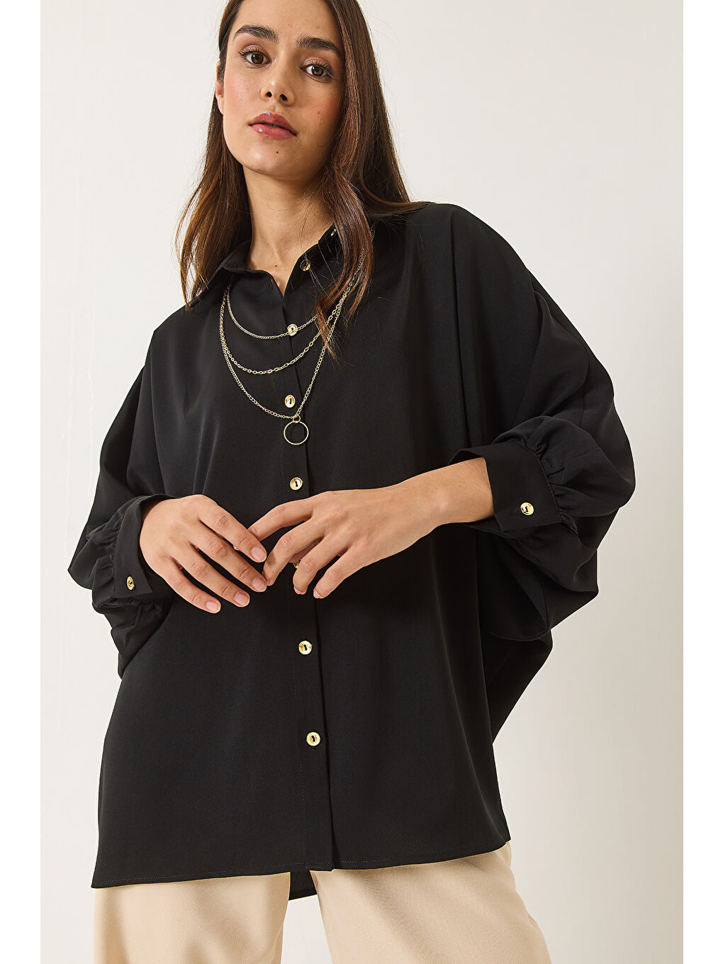 Siyah Kadın Yarasa Kol Seyyar Kolye Detaylı Jesica Gömlek-4