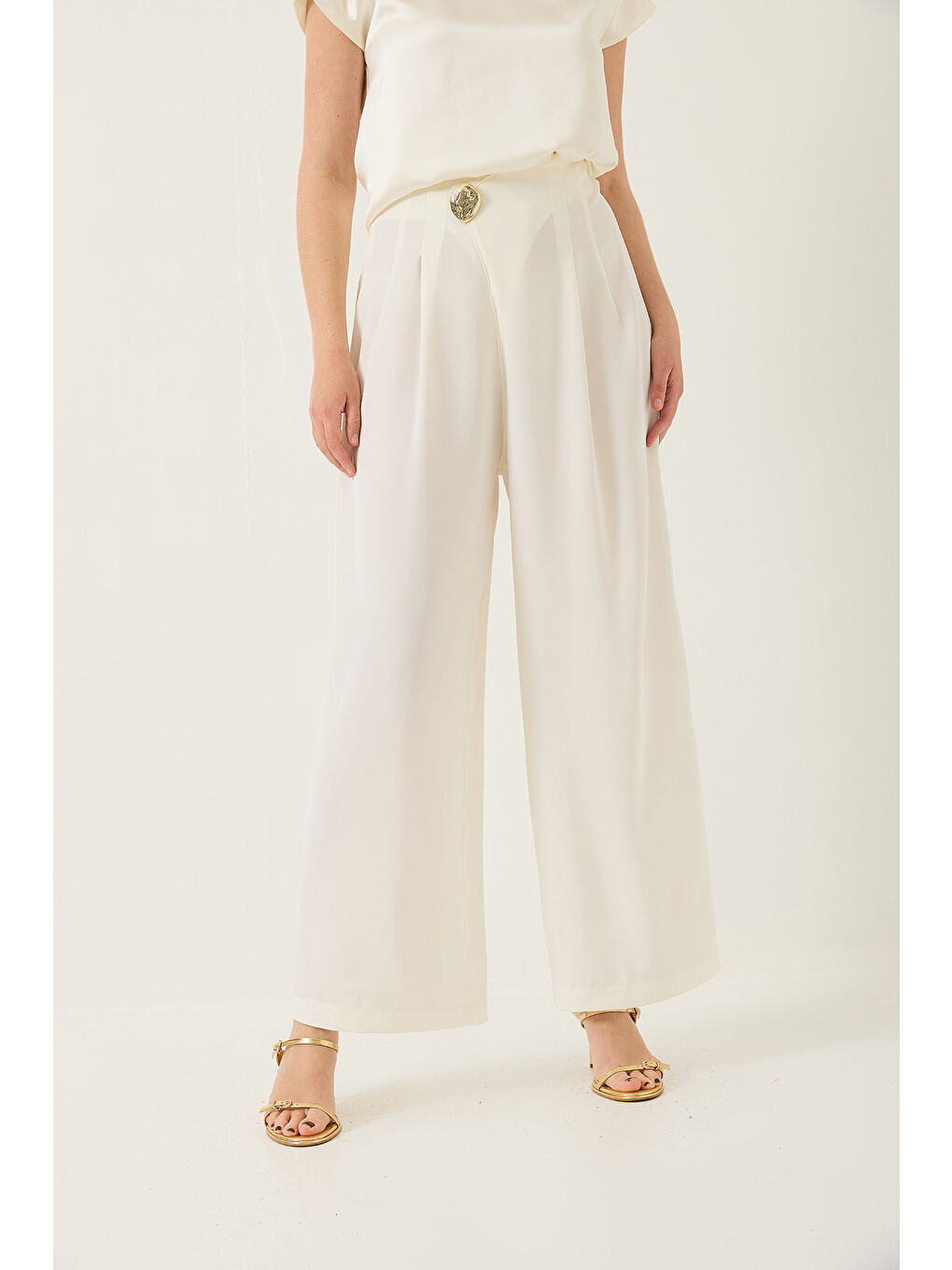 Ekru Kadın Yüksek Bel Pens Detaylı Aksesuarlı Gizli Fermuarlı Bol Klasik Pantolon-2