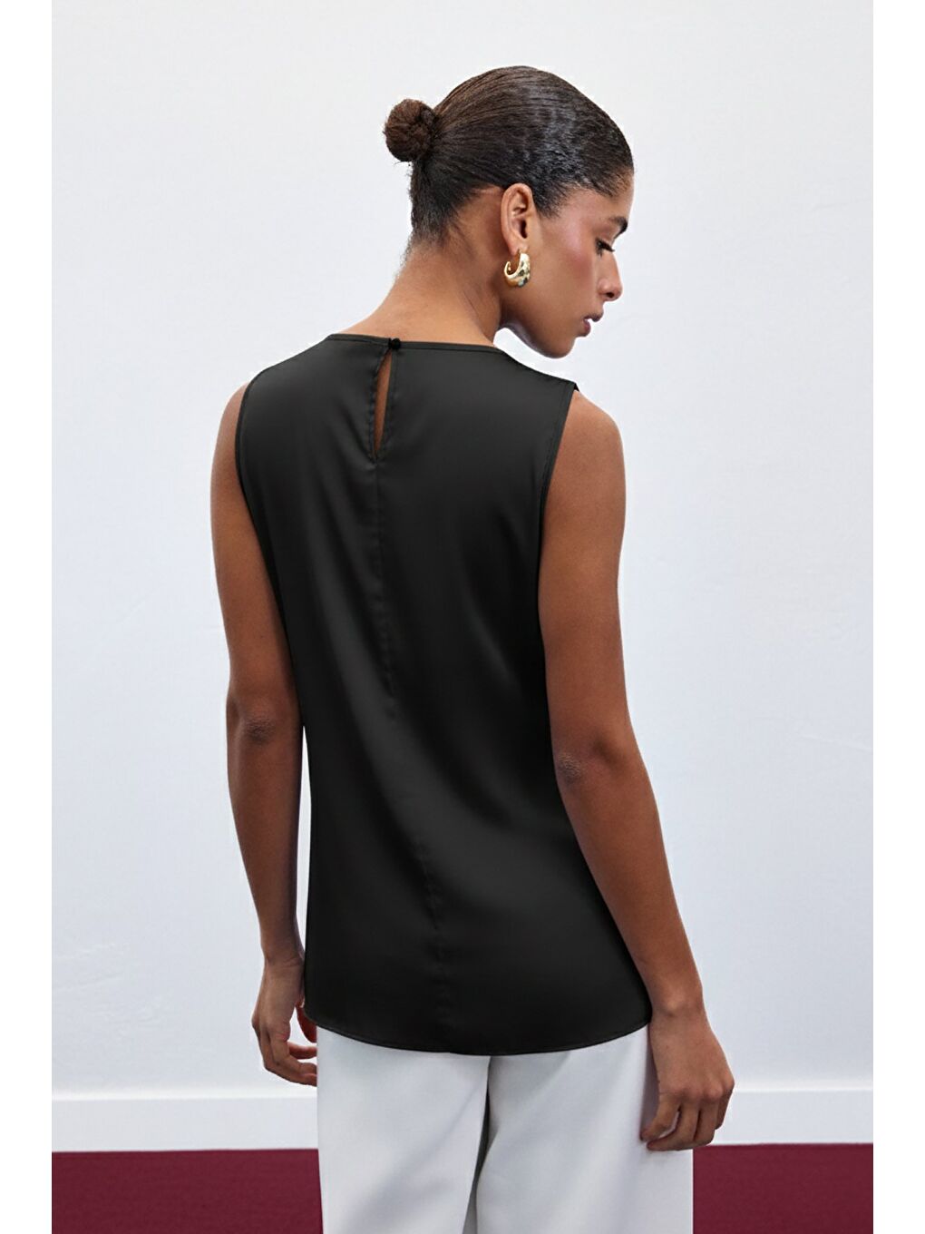 Aksesuar Detaylı Kolsuz Bluz - Siyah-5