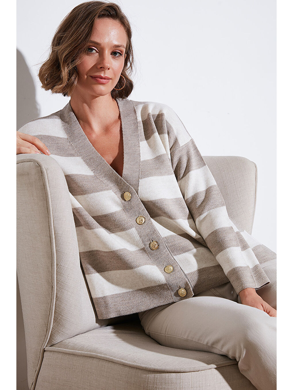 Bej Regular Fit Çizgili V Yaka Düğmeli Soft Akrilik Kadın Hırka 4615188-1