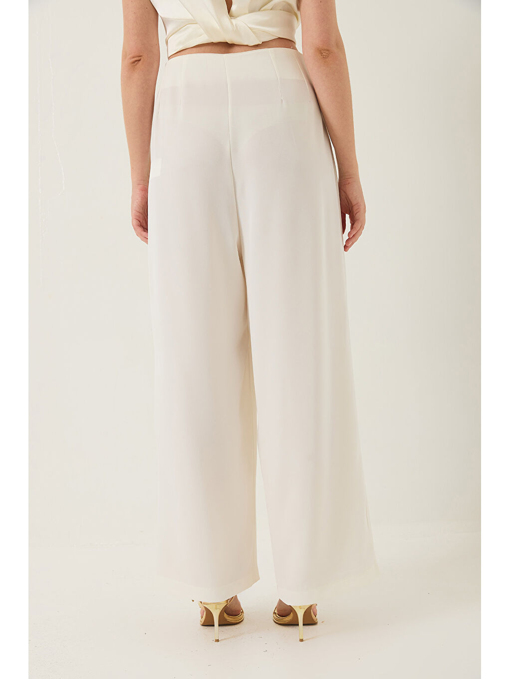 Ekru Kadın Yüksek Bel Pens Detaylı Aksesuarlı Gizli Fermuarlı Bol Klasik Pantolon-6