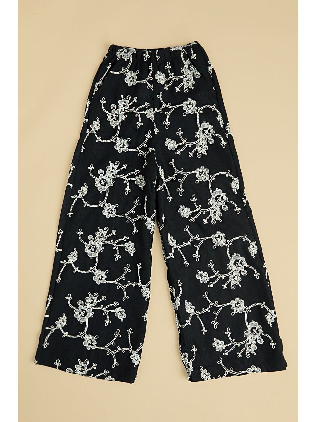 Siyah Çiçek Nakışlı Keten Görünümlü Kız Çocuk Pantolon