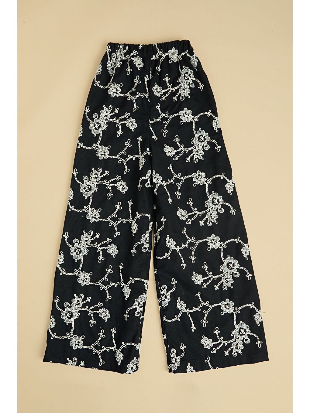 Siyah Çiçek Nakışlı Keten Görünümlü Kız Çocuk Pantolon-1