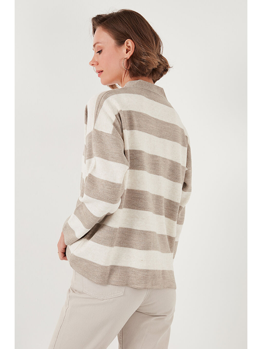 Bej Regular Fit Çizgili V Yaka Düğmeli Soft Akrilik Kadın Hırka 4615188-6
