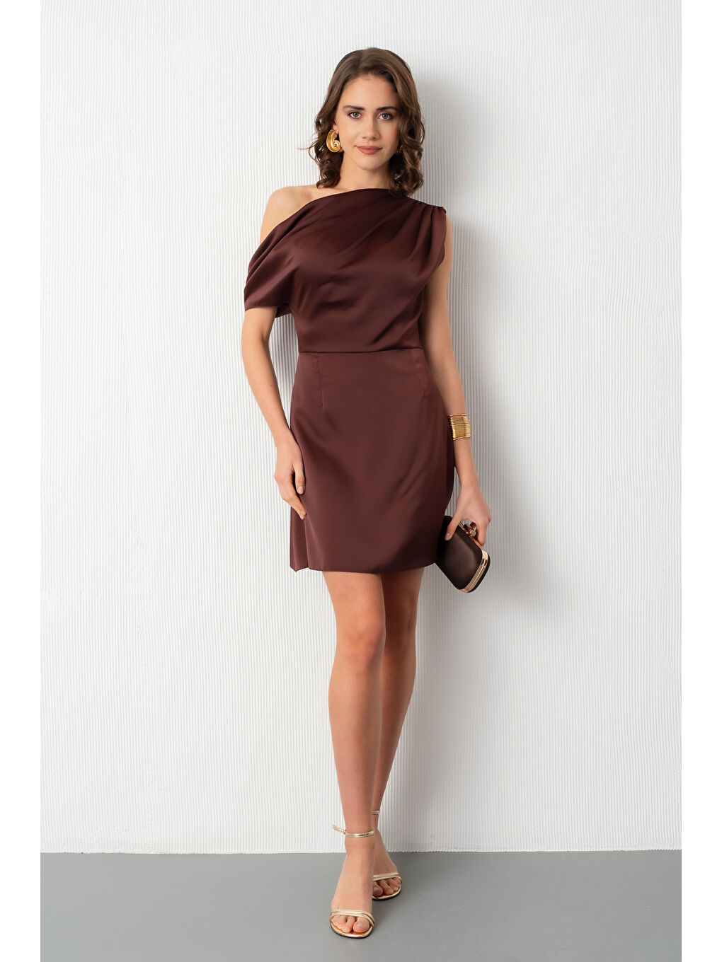 Kadın Kahverengi Degaje Yaka Mini Saten Mezuniyet Abiye Elbise