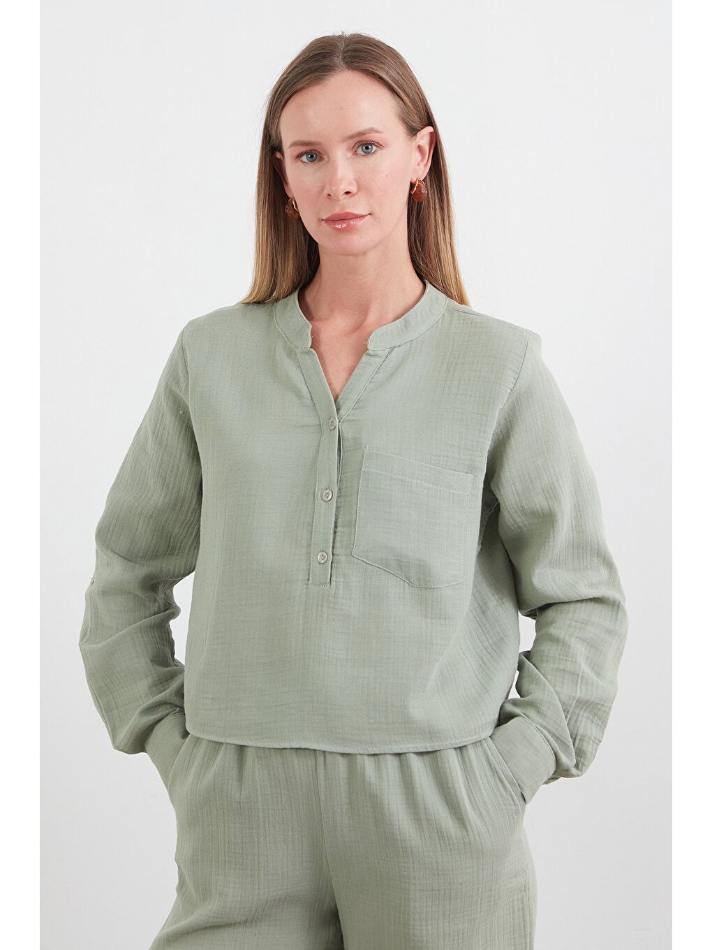 Turkuaz Müslin Kumaş Tek Cepli Yakası Düğmeli Gömlek