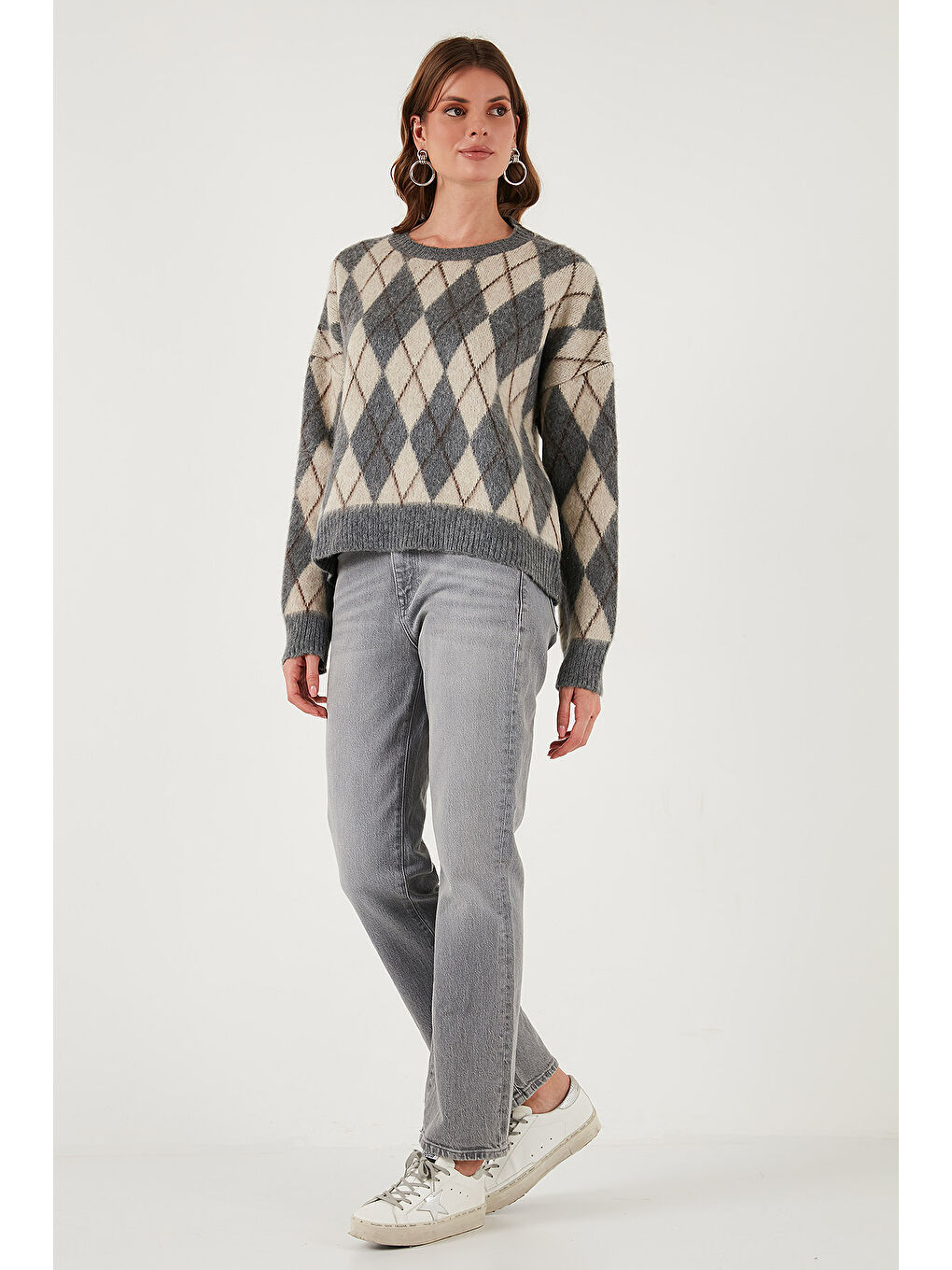 Gri Oversize Fit Bisiklet Yaka Baklava Desenli Yumuşak Dokulu Kadın Kazak 4616223-1